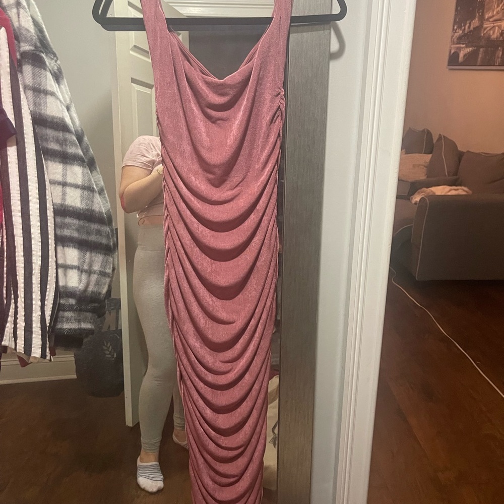 Jluxe label beautiful dress can be worn off shoulder or on shoulder